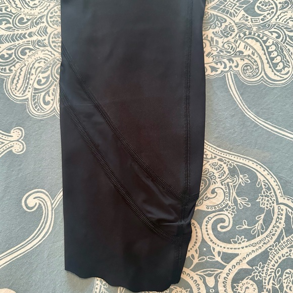 Lululemon Wunder Under Scalloped Hem High-Rise Crop 23” Luxtreme ( worn once) - Picture 6 of 9